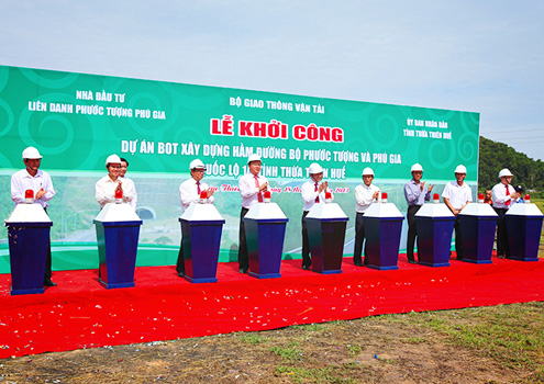 ຮອງນາຍົກລັດຖະມົນຕີ ຫງວຽນຊວນຟຸ໋ກ ເຂົ້າຮ່ວມພິທີລົງມືກໍ່ສ້າງທາງອຸໂມງຜ່ານກິວ ຟຸ໋ຢາ ແລະ ເຟືອກເຕື້ອງ